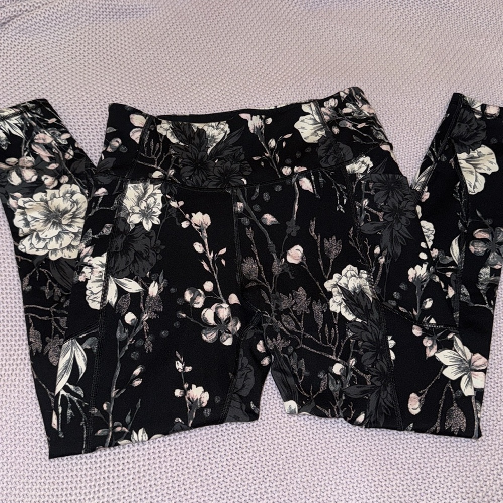 Victoria’s Secret Incredible Essential Leggings Black Pink Lily Floral - Picture 3 of 7